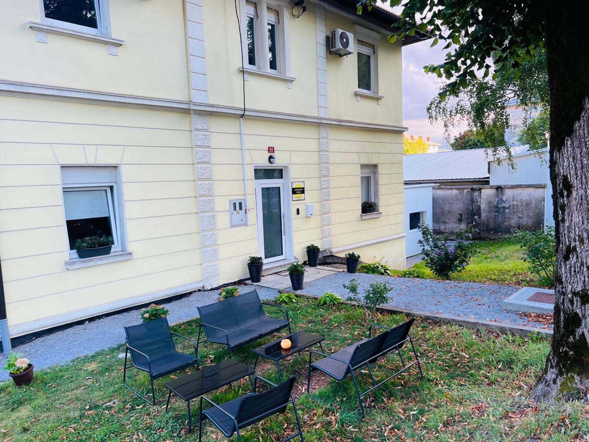 Lemonwood House Hotel Postojna Bagian luar foto
