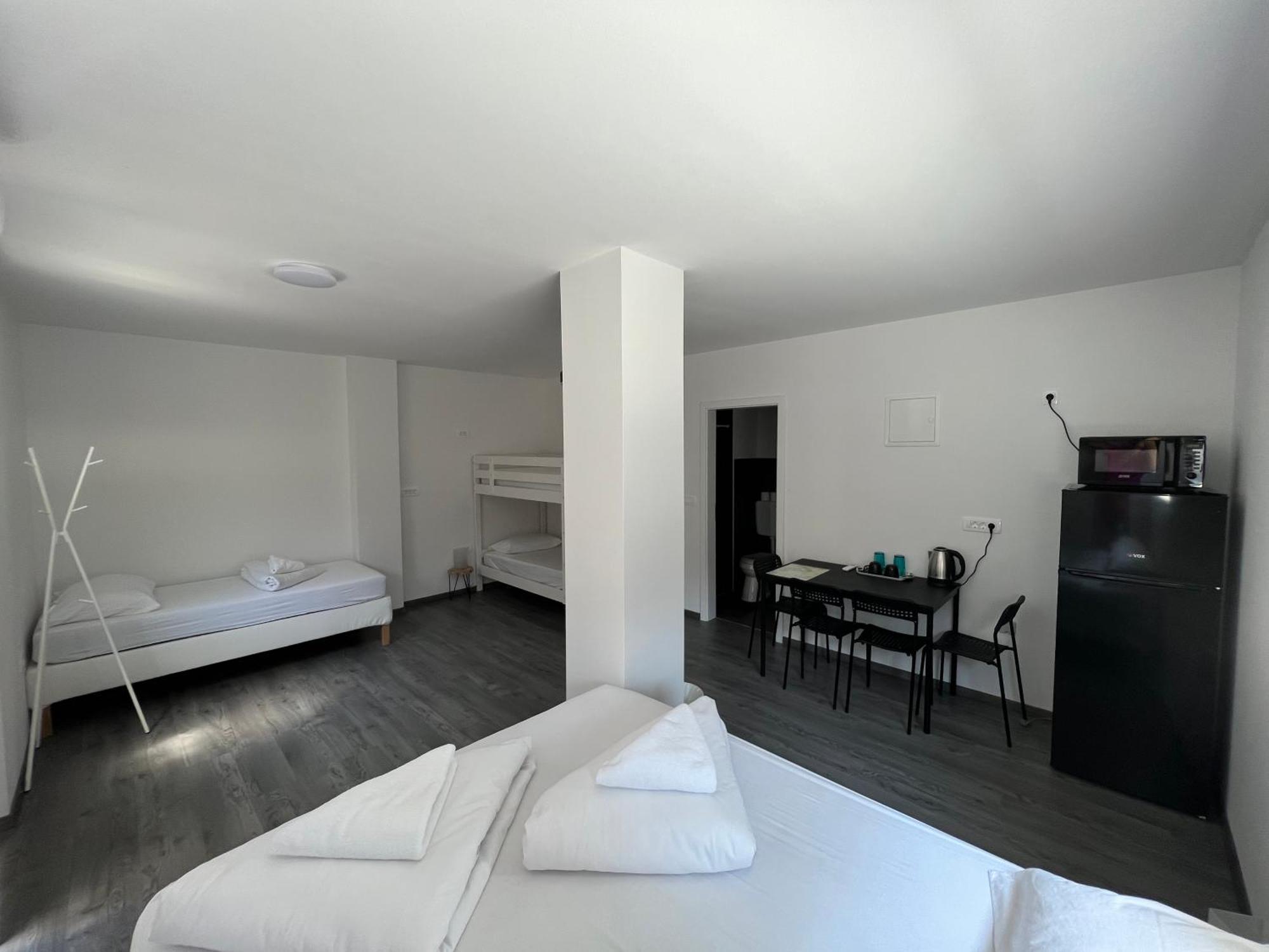 Lemonwood House Hotel Postojna Bagian luar foto