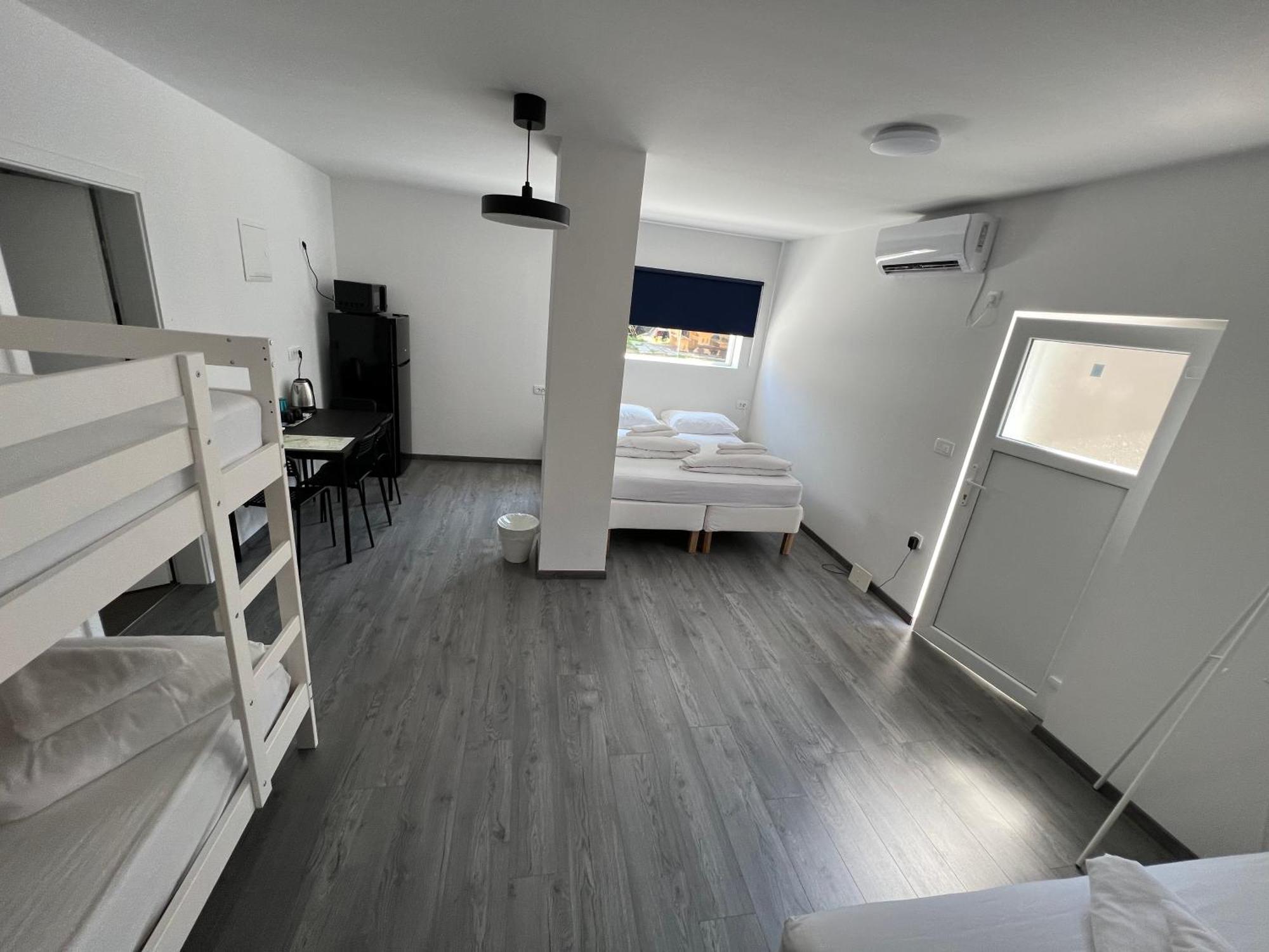 Lemonwood House Hotel Postojna Bagian luar foto