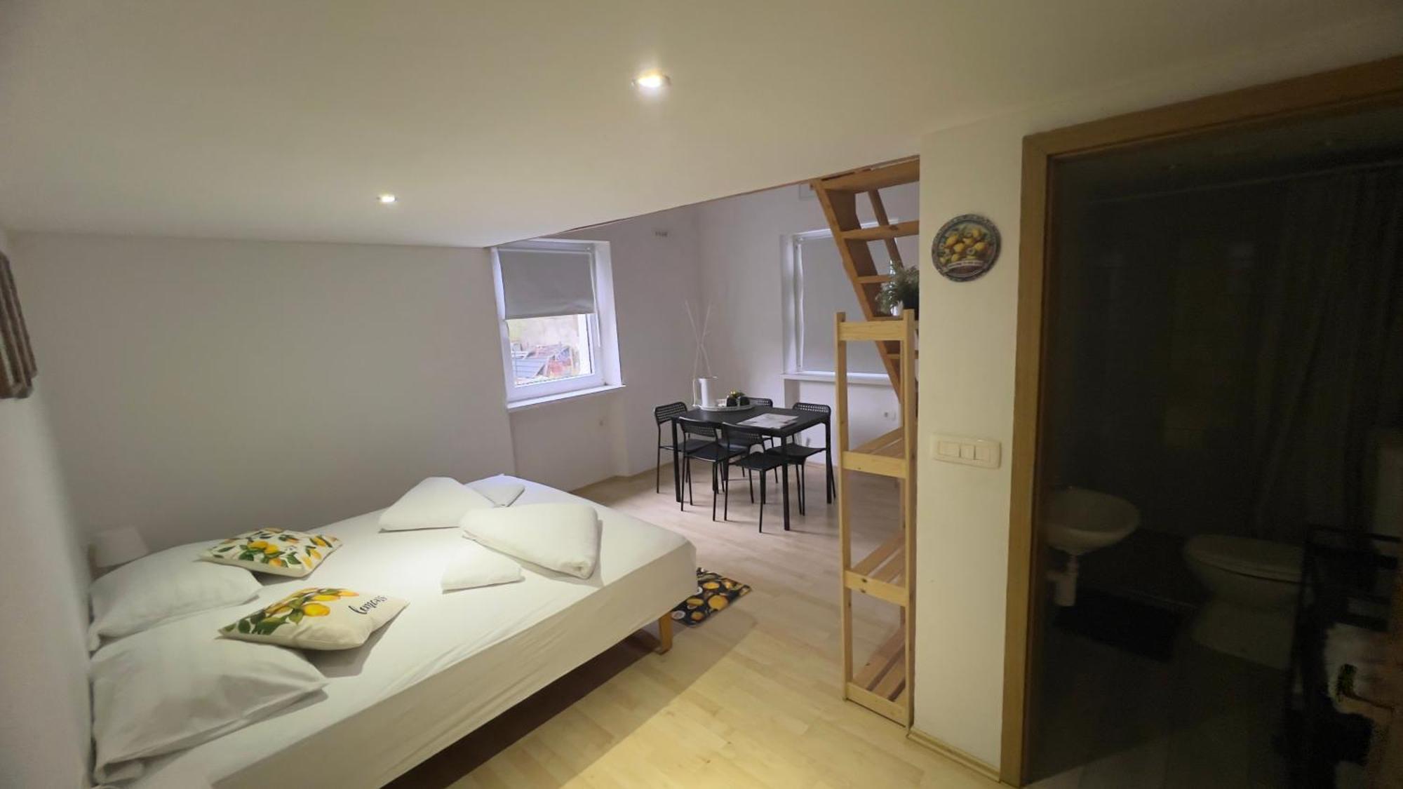 Lemonwood House Hotel Postojna Bagian luar foto