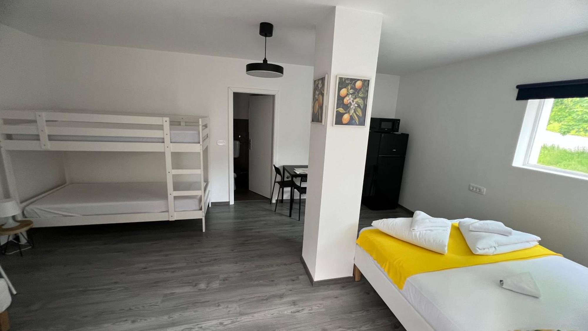 Lemonwood House Hotel Postojna Bagian luar foto