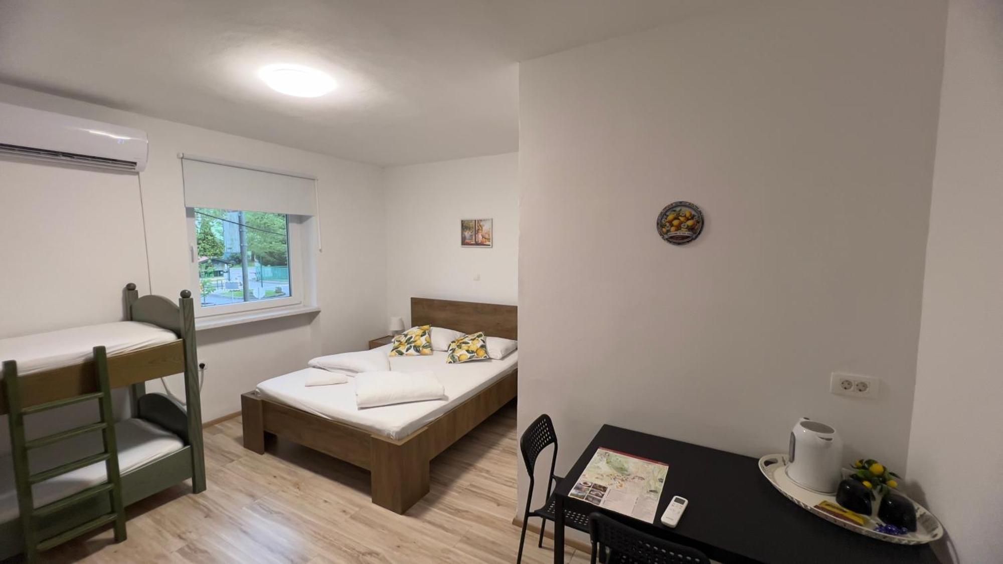 Lemonwood House Hotel Postojna Bagian luar foto
