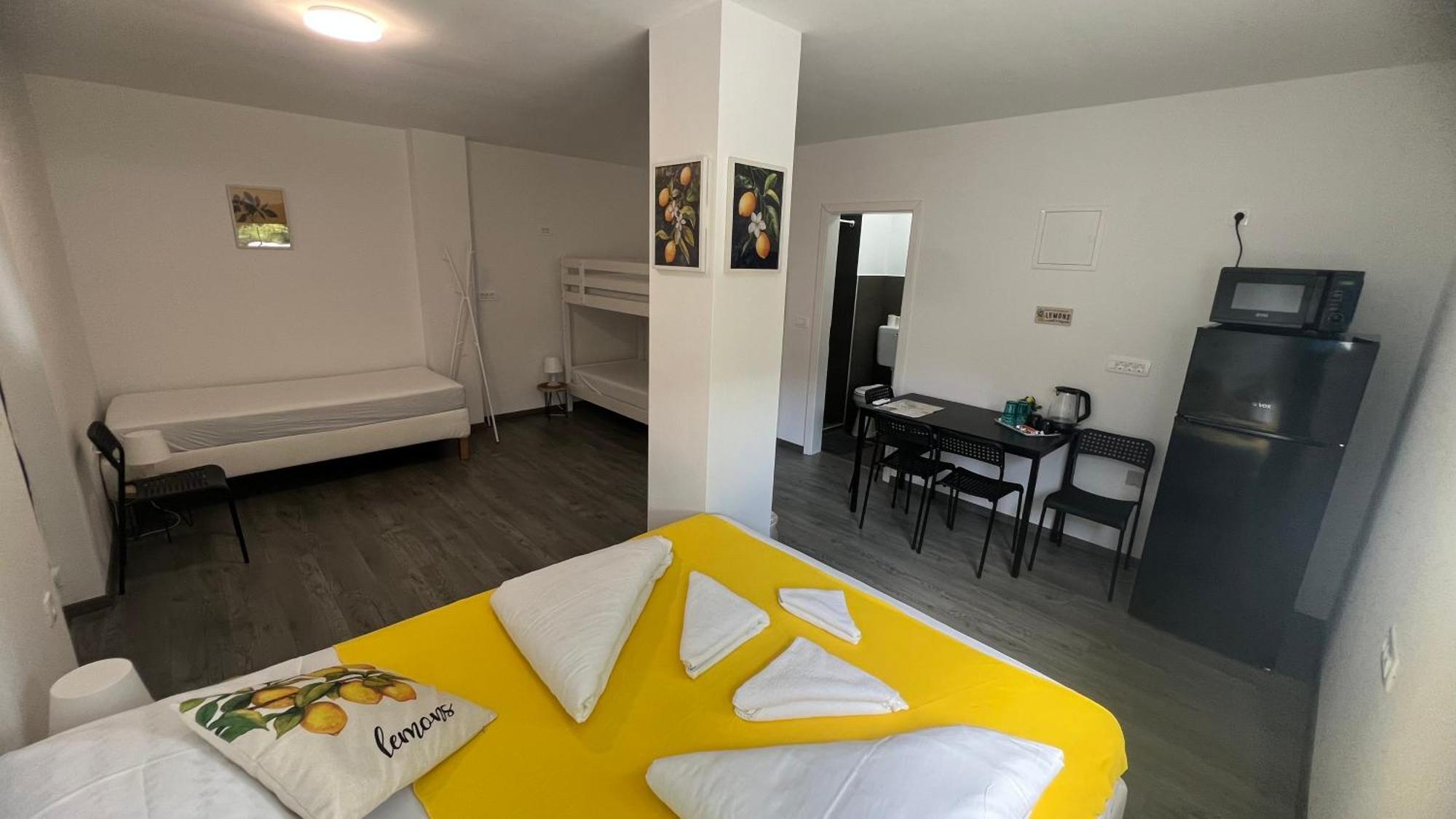 Lemonwood House Hotel Postojna Bagian luar foto